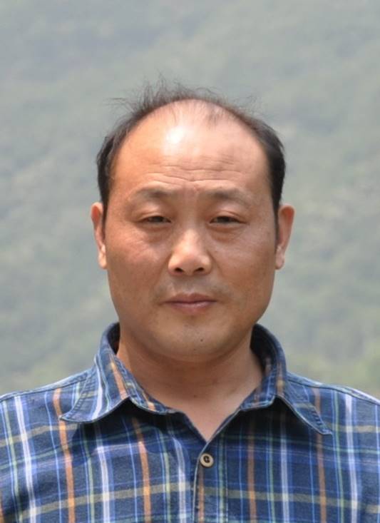 穿格子衬衫的男人描述已自动生成 穿格子衬衫的男人描述已自动生成