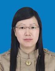 女人戴着项链描述已自动生成 女人戴着项链描述已自动生成